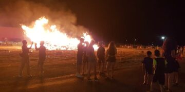 La magia y el magnetismo del fuego reúnen a cientos de vecinos en Villares en la noche más corta del año