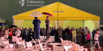 El humor de los televisivos Dani Fontecha y ‘Suko’ engancha a los vecinos en su pregón festivo pasado por agua