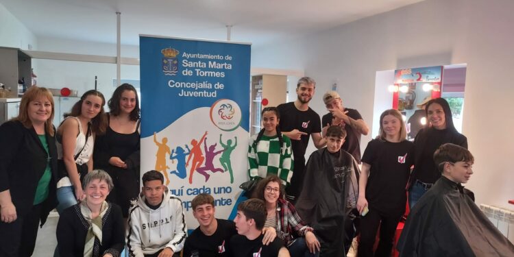 Los jóvenes de Santa Marta colaboran con la formación de los alumnos del Hernández Vera en una sesión de cortes de pelo, peinados y manicuras