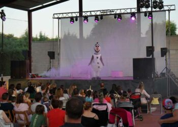 Los vecinos arrancan el verano disfrutando del hielo de ‘Frozen’ y el fuego de la hoguera de San Juan