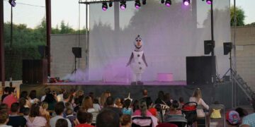Los vecinos arrancan el verano disfrutando del hielo de ‘Frozen’ y el fuego de la hoguera de San Juan
