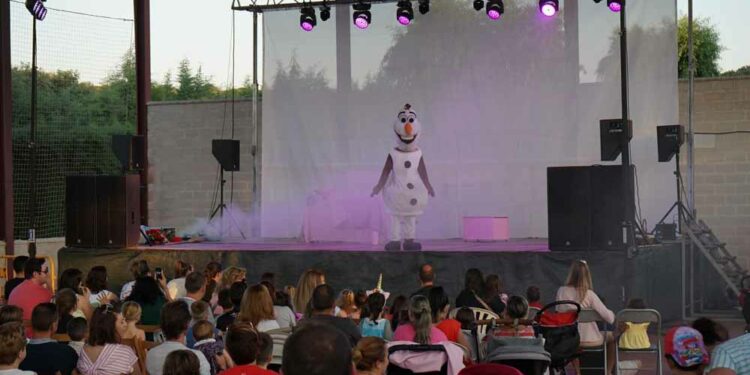 Los vecinos arrancan el verano disfrutando del hielo de ‘Frozen’ y el fuego de la hoguera de San Juan