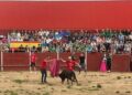 Derechazos, naturales, quiebros y pases ‘a la limón’ en la capea popular de Villares