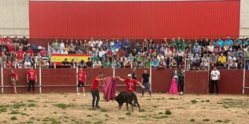 Derechazos, naturales, quiebros y pases ‘a la limón’ en la capea popular de Villares