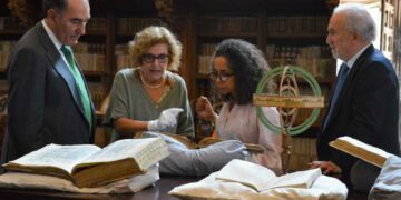 La embajadora de Estados Unidos en España visita la Biblioteca Histórica de la USAL