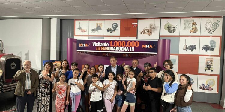 Un escolar del colegio de Buenos Aires, visitante un millón del Museo de Historia de la Automoción