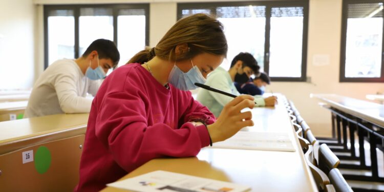 El Ayuntamiento becará a 25 alumnos que hayan finalizado los estudios de Bachillerato