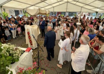 La procesión del Corpus en Cabrerizos recorre las calles entre ramos de tomillo, incienso y un manto de pétalos de flores