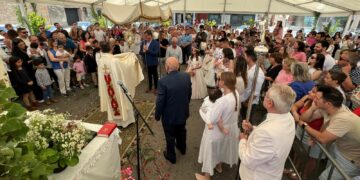 La procesión del Corpus en Cabrerizos recorre las calles entre ramos de tomillo, incienso y un manto de pétalos de flores