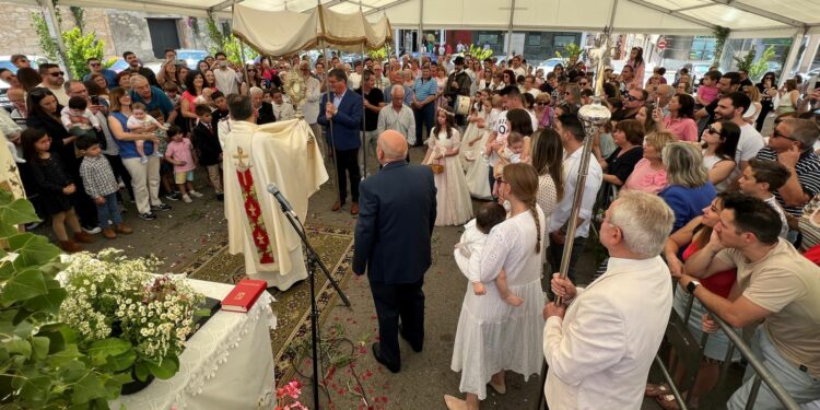 La procesión del Corpus en Cabrerizos recorre las calles entre ramos de tomillo, incienso y un manto de pétalos de flores