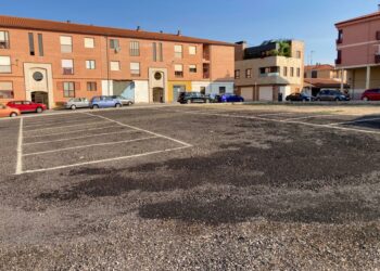 El nuevo aparcamiento público en el centro del municipio podrá utilizarse a partir de esta tarde