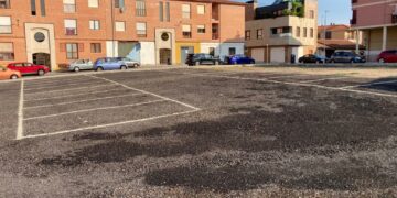 El nuevo aparcamiento público en el centro del municipio podrá utilizarse a partir de esta tarde
