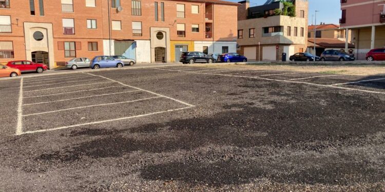 El nuevo aparcamiento público en el centro del municipio podrá utilizarse a partir de esta tarde