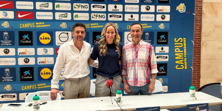 150 niños disfrutan del deporte en el VII Campus de Baloncesto Marta Fernández en Carbajosa