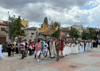 El aroma del incienso purifica el recorrido del Santísimo en la procesión de Carbajosa
