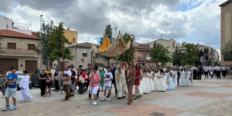 El aroma del incienso purifica el recorrido del Santísimo en la procesión de Carbajosa