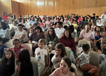 El teatro y la literatura reúnen a los vecinos de Carbajosa en una tarde repleta de cultura