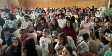 El teatro y la literatura reúnen a los vecinos de Carbajosa en una tarde repleta de cultura
