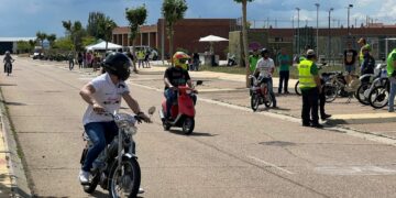La II prueba de 1/4 de litro de motocicletas y ciclomotores clásicos de Doñinos reúne a una treintena de participantes