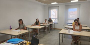 Los vecinos de Castellanos realizan los exámenes Cambridge en el municipio