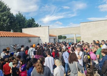Cientos de globos llenan de color el cielo de Monterrubio en el emotivo recuerdo de los vecinos al pequeño Alberto