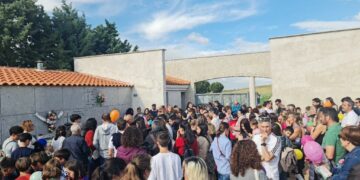 Cientos de globos llenan de color el cielo de Monterrubio en el emotivo recuerdo de los vecinos al pequeño Alberto