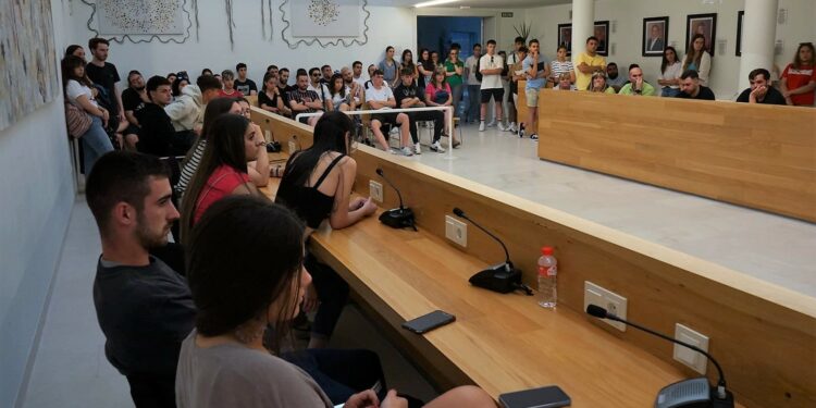 El Ayuntamiento se reúne con los hosteleros y los jóvenes para coordinar la instalación de las casetas y el campamento de las peñas