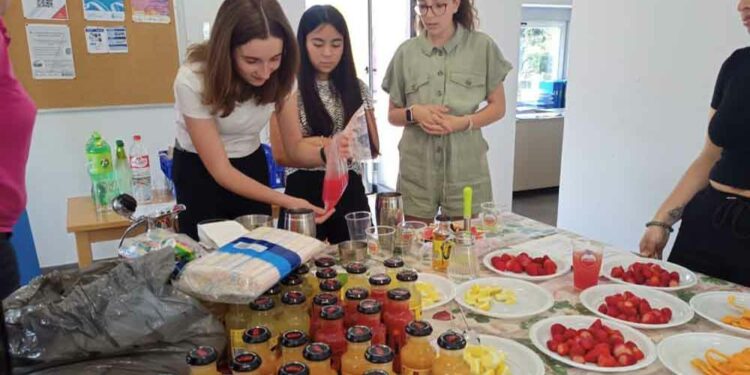 Elaboración de cócteles de fruta y sin alcohol para los jóvenes de Santa Marta