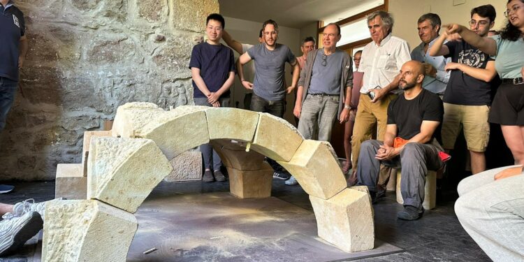 La talla de una bóveda de arista en piedra de Villamayor cierra el tercer Congreso Nacional de Cantería