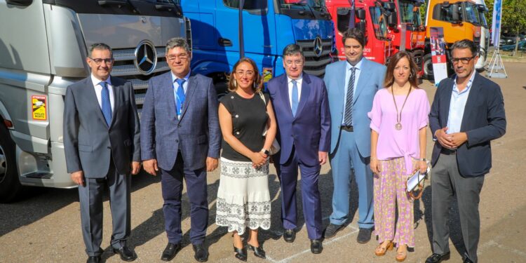 La consejera de Movilidad destaca la importancia de contar con vehículos más eficientes y sostenibles para afrontar el futuro del transporte de mercancías por carretera en un momento «crítico» para el sector