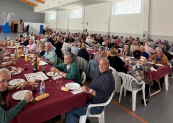 La comida de hermandad reúne a 140 mayores de Villares en la jornada inicial de las Fiestas del Santísimo Sacramento