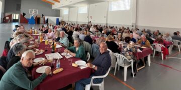La comida de hermandad reúne a 140 mayores de Villares en la jornada inicial de las Fiestas del Santísimo Sacramento