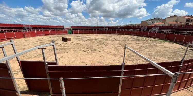 Los preparativos para la intensidad festiva que se vivirá en Villares desde el jueves 8, en marcha