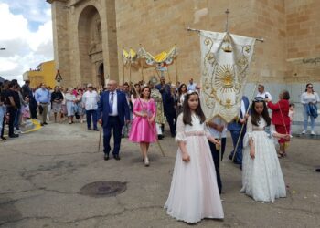 Numerosos vecinos de Villares acompañan al Santísimo en la solemne procesión del día grande de las fiestas