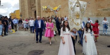 Numerosos vecinos de Villares acompañan al Santísimo en la solemne procesión del día grande de las fiestas