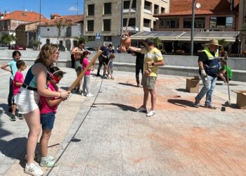 Los niños de Villares cumplen con la tradición y rompen los 600 pucheros en menos de dos horas