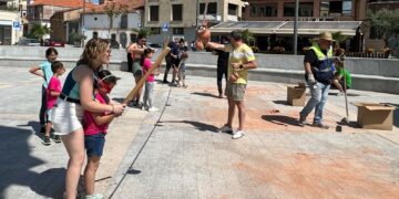 Los niños de Villares cumplen con la tradición y rompen los 600 pucheros en menos de dos horas