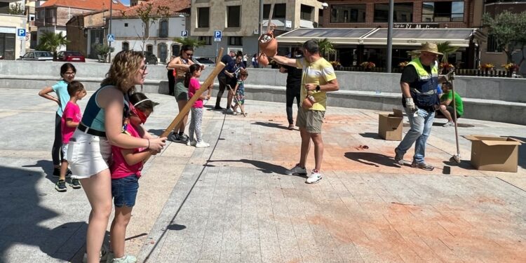 Los niños de Villares cumplen con la tradición y rompen los 600 pucheros en menos de dos horas