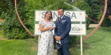 Adventia entrega las Alas de Oro al Coronel Jefe de la Base Aérea de Matacán, José Gallo