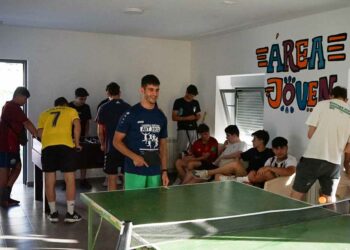 Los más pequeños disfrutan de los hinchables acuáticos, el ping pong, el taller de grafitis y el cine al aire libre