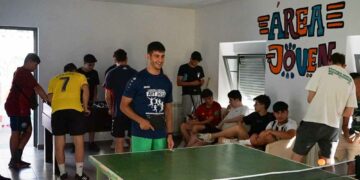 Los más pequeños disfrutan de los hinchables acuáticos, el ping pong, el taller de grafitis y el cine al aire libre