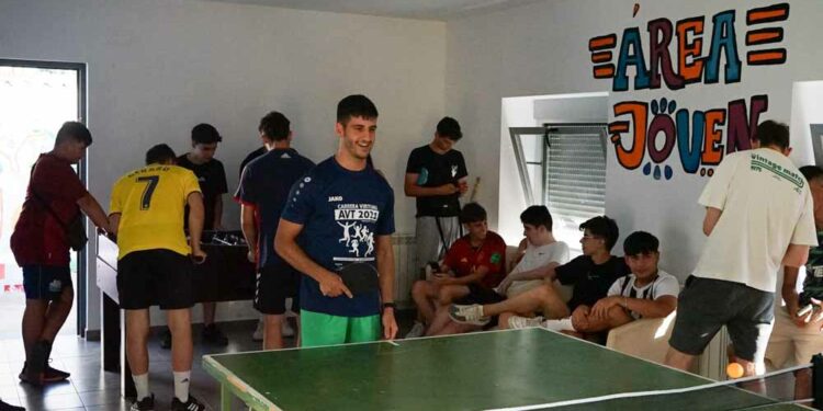 Los más pequeños disfrutan de los hinchables acuáticos, el ping pong, el taller de grafitis y el cine al aire libre