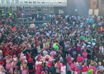 Unas 5.000 personas abarrotan la Plaza de España para iniciar las Fiestas de Santa Marta