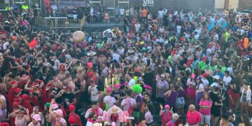 Unas 5.000 personas abarrotan la Plaza de España para iniciar las Fiestas de Santa Marta