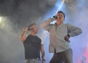 La rumba y el flamenco de Andy y Lucas conquistan al público de Santa Marta