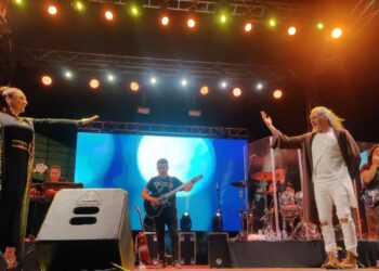 El plato fuerte de las fiestas no defrauda y Camela reúne a 3.800 personas en Santa Marta