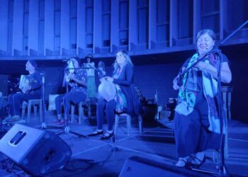 El grupo Mayalde llena de música y tradiciones la noche de Santa Marta