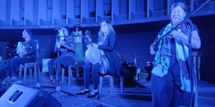 El grupo Mayalde llena de música y tradiciones la noche de Santa Marta