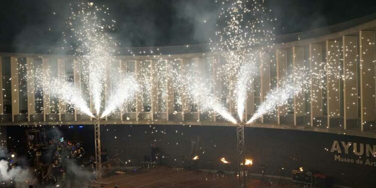 El Correfoc y su espectáculo de fuego recorre las calles de Santa Marta