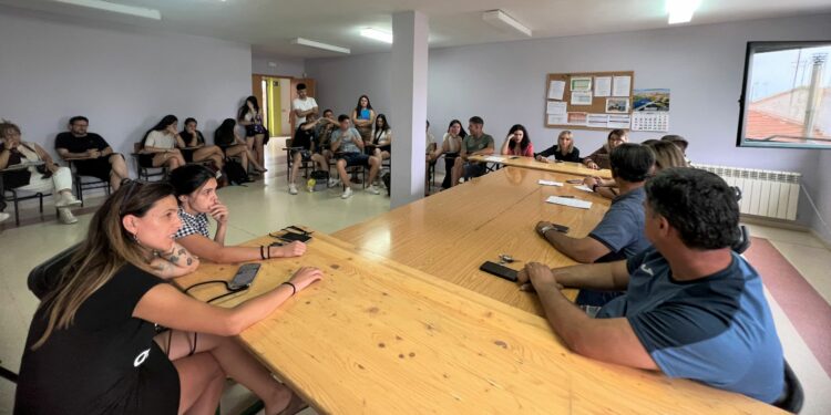 La reunión con las peñas inicia los preparativos de las Fiestas de Santo Domingo de Doñinos